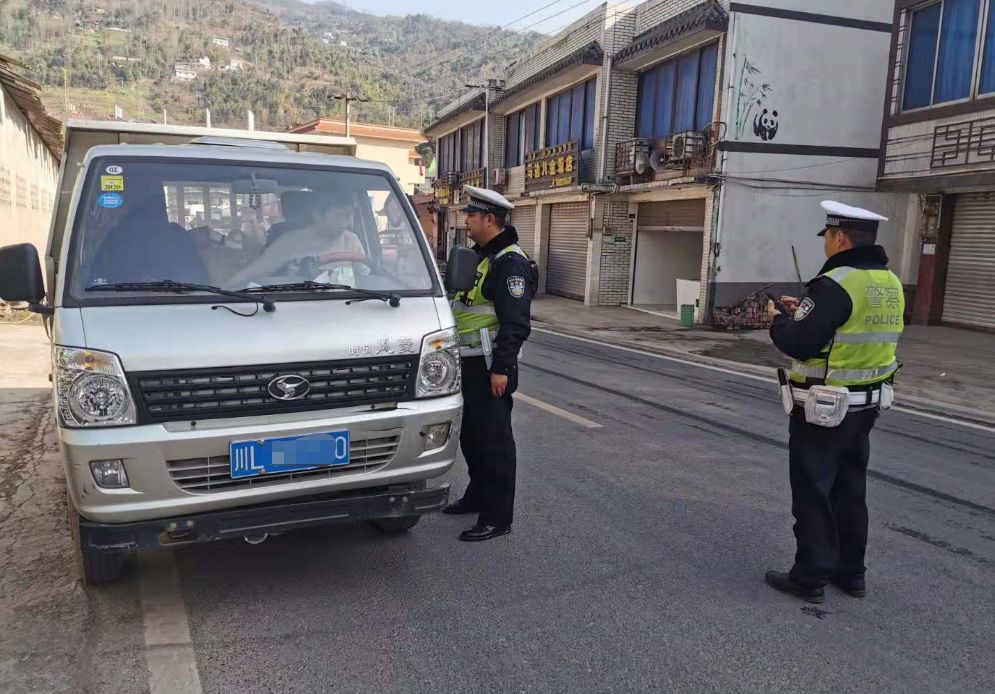 復(fù)課在即，樂山交警五項(xiàng)舉措為莘莘學(xué)子撐起“平安傘”！