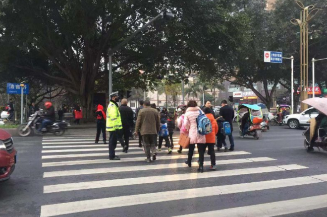 復(fù)課在即，樂山交警五項(xiàng)舉措為莘莘學(xué)子撐起“平安傘”！