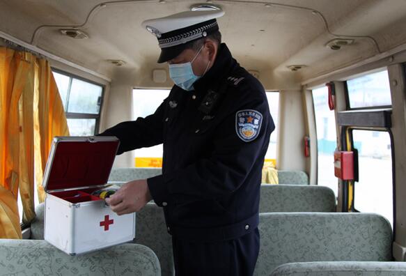 確山交警:開(kāi)展校車(chē)安全檢查 助力校車(chē)復(fù)工 確山交警:開(kāi)展校車(chē)安全檢查 助力校車(chē)復(fù)工
