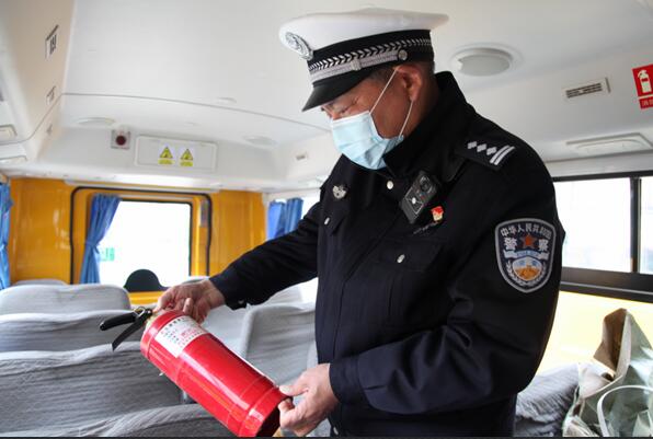 確山交警:開(kāi)展校車(chē)安全檢查 助力校車(chē)復(fù)工 確山交警:開(kāi)展校車(chē)安全檢查 助力校車(chē)復(fù)工