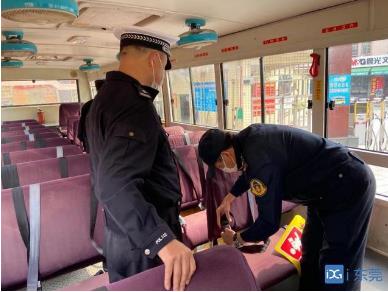 石排對全鎮(zhèn)107輛校車進行“體檢” 石排對全鎮(zhèn)107輛校車進行“體檢”