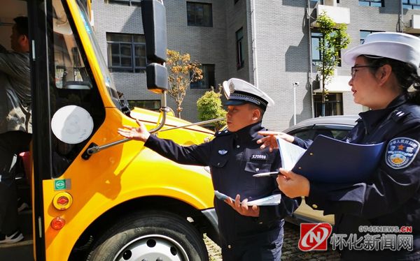 新晃交警:消除校車(chē)安全隱患 保障學(xué)生乘車(chē)安全 a3a276b07dbfed16e03ec1c6c1b1459