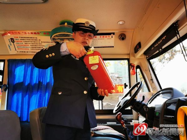 新晃交警:消除校車(chē)安全隱患 保障學(xué)生乘車(chē)安全 1949cccd4aa5b0ff81f163afb366c34