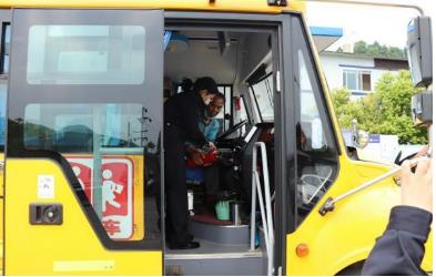 恩陽交警主動(dòng)“登門”給校車“體檢” 恩陽交警主動(dòng)“登門”給校車“體檢”