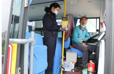 恩陽交警主動(dòng)“登門”給校車“體檢” 恩陽交警主動(dòng)“登門”給校車“體檢”