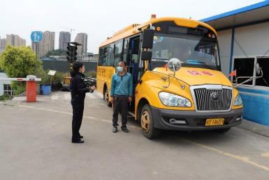 恩陽交警主動(dòng)“登門”給校車“體檢” 恩陽交警主動(dòng)“登門”給校車“體檢”