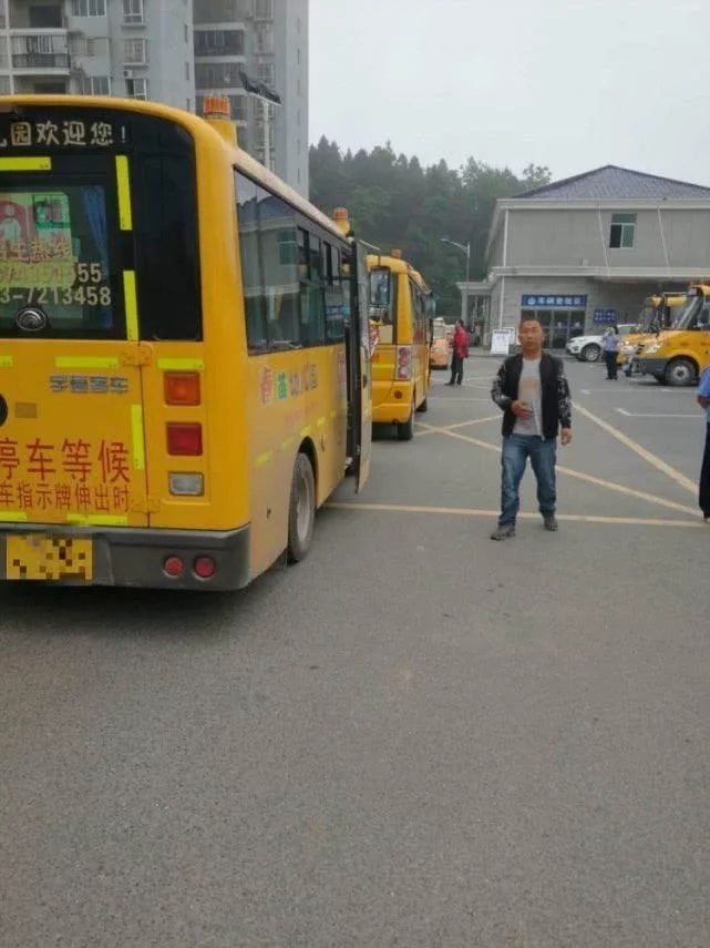 湖南省花垣交警深入轄區(qū)幼兒園，積極開展校車安全檢查