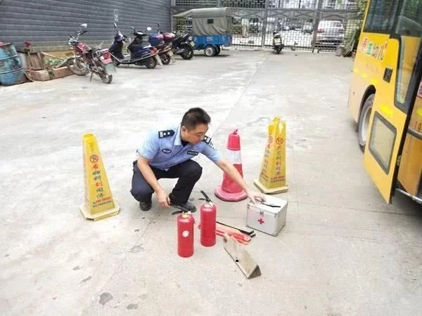 湖南省花垣交警深入轄區(qū)幼兒園，積極開展校車安全檢查