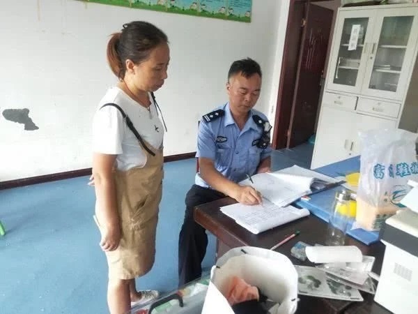 湖南省花垣交警深入轄區(qū)幼兒園，積極開展校車安全檢查