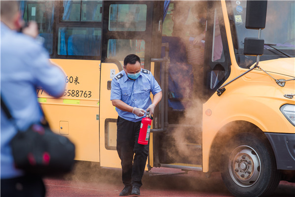 校車?yán)Ь撑c破局系列報(bào)道之一 ：筑牢校車安全還需政策“添把火”