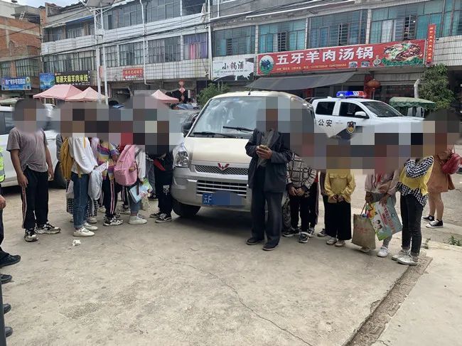 面包車變身超員“黑校車” ，7座硬塞17個(gè)娃