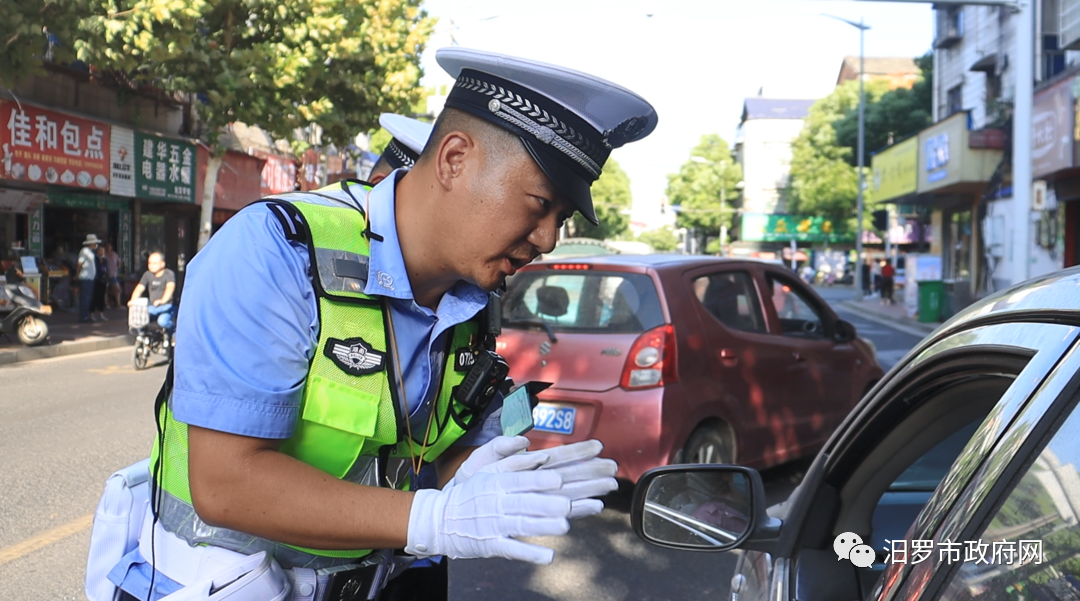 路遇校車該怎么讓？汨羅交警現(xiàn)場(chǎng)查處，教你省3分