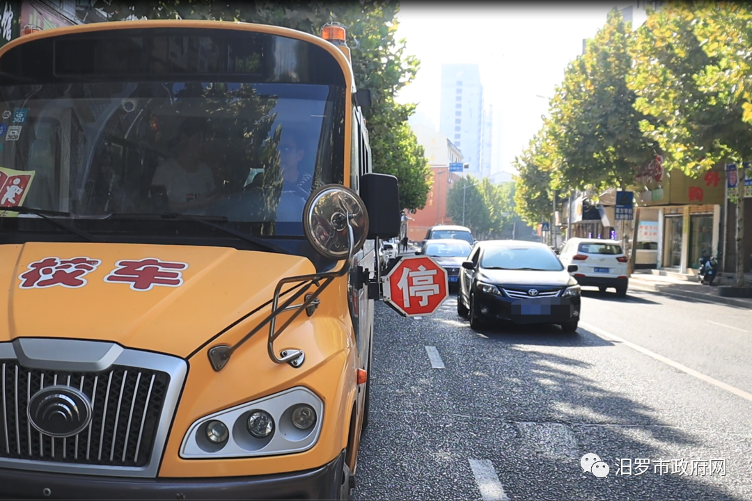 路遇校車該怎么讓？汨羅交警現(xiàn)場(chǎng)查處，教你省3分