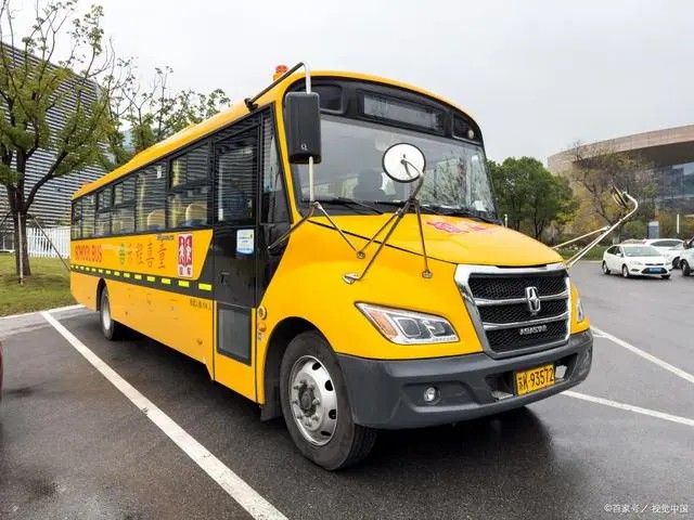 開車避讓校車要遵循兩條道原則，不遵守會罰款扣分，千萬要注意