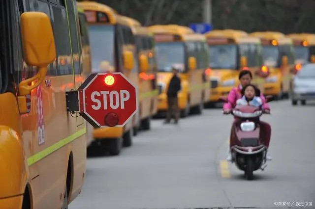 開車避讓校車要遵循兩條道原則，不遵守會罰款扣分，千萬要注意