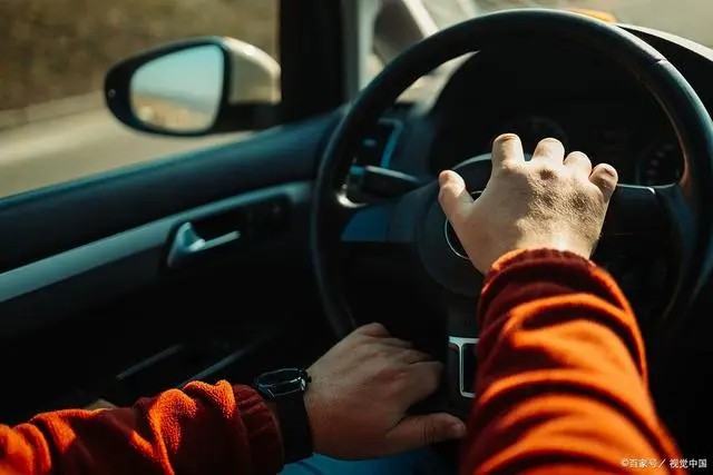 開車避讓校車要遵循兩條道原則，不遵守會罰款扣分，千萬要注意