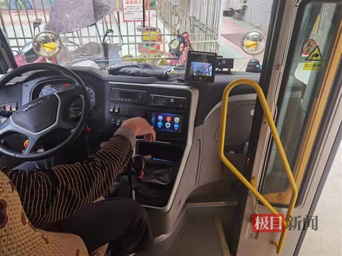 校車超員63%被“監(jiān)控”鎖定，交警一查發(fā)現(xiàn)更大問題