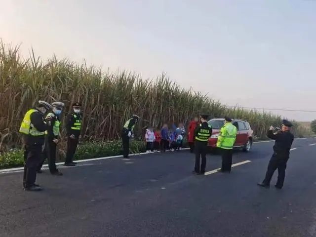 收了“接送費(fèi)”，卻如此接孩子？！家長(zhǎng)們，你們真的能放心嗎？