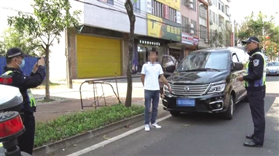 商務車充當校車 準載7人竟塞16名學生 商務車充當校車 準載7人竟塞16名學生