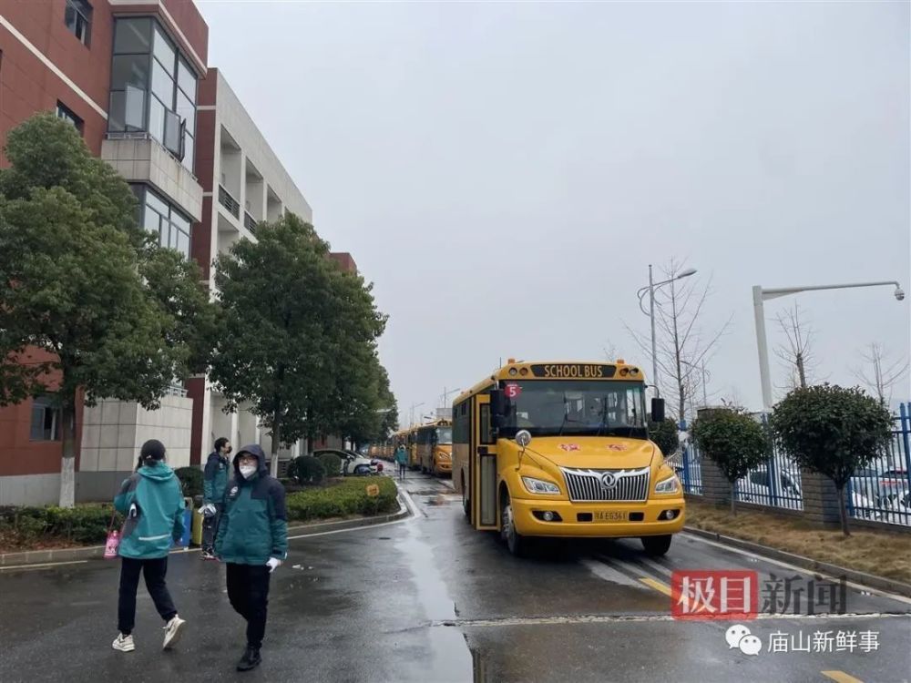 大鼻子校車開進(jìn)廟山，一所小學(xué)就有1400人報名