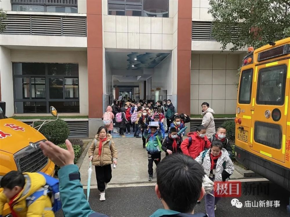 大鼻子校車開進(jìn)廟山，一所小學(xué)就有1400人報名