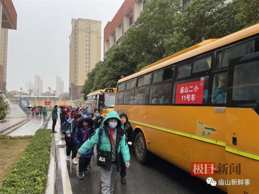 大鼻子校車開進(jìn)廟山，一所小學(xué)就有1400人報名