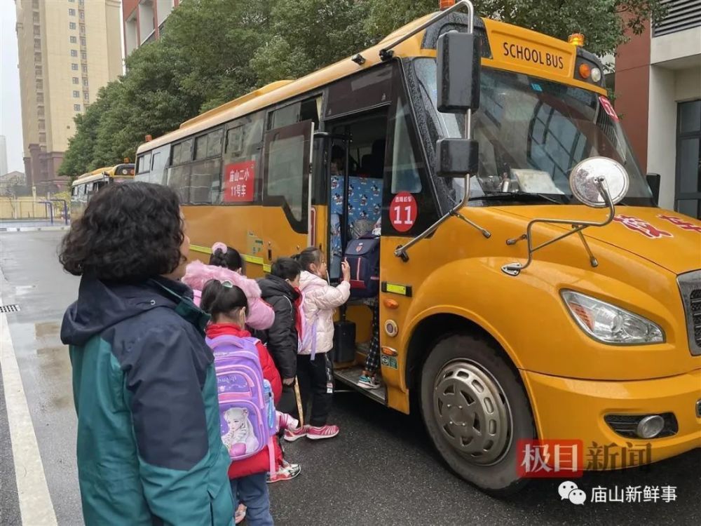大鼻子校車開進(jìn)廟山，一所小學(xué)就有1400人報名