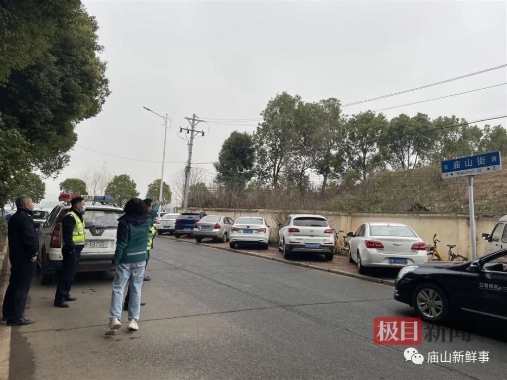 大鼻子校車開進(jìn)廟山，一所小學(xué)就有1400人報名