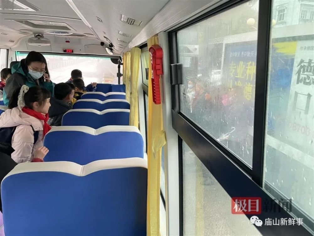 大鼻子校車開進(jìn)廟山，一所小學(xué)就有1400人報名