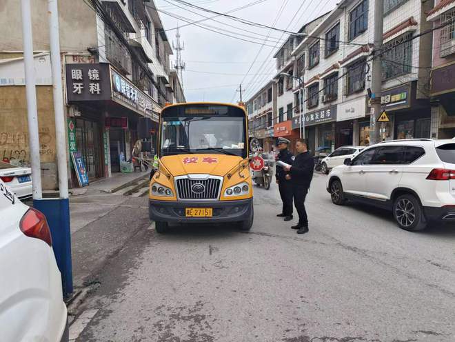 筑牢校車(chē)安全防線(xiàn)，確保校車(chē)安全運(yùn)行 ——新邵坪上鎮(zhèn)聯(lián)合執(zhí)法校車(chē)安全檢查