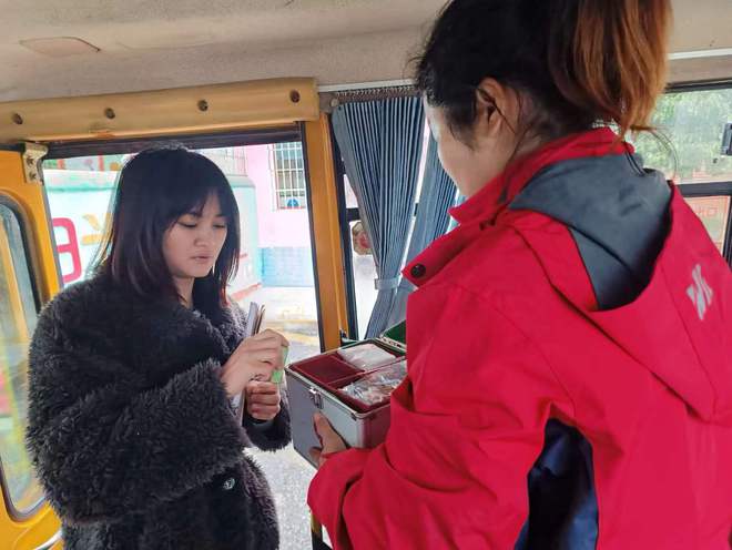 筑牢校車(chē)安全防線(xiàn)，確保校車(chē)安全運(yùn)行 ——新邵坪上鎮(zhèn)聯(lián)合執(zhí)法校車(chē)安全檢查