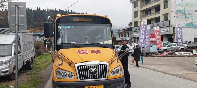 筑牢校車(chē)安全防線(xiàn)，確保校車(chē)安全運(yùn)行 ——新邵坪上鎮(zhèn)聯(lián)合執(zhí)法校車(chē)安全檢查