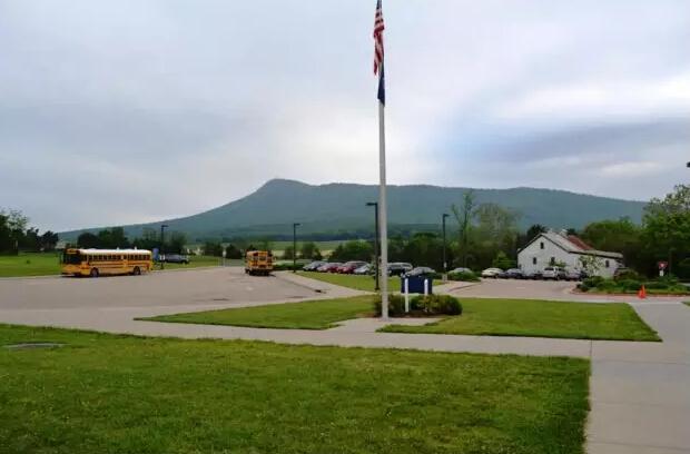 揭美國中小學(xué)校車：從細(xì)節(jié)保護(hù) 享最高特權(quán)