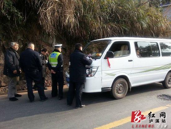 瀘溪開展校車安全執(zhí)法超載300%被當(dāng)場沒收駕駛證