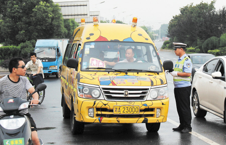 昨晨7時，天心區(qū)交警大隊在大托鋪開展校車專項整治突擊行動。 黃文韜 小劉軍 攝影報道