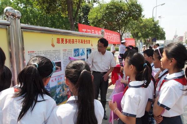 湖南洪江區(qū)開展幼兒園校車安全教育活動