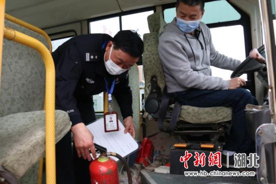 宜都交警為校車檢驗(yàn)開辟“綠色通道” 宜都交警為校車檢驗(yàn)開辟“綠色通道”