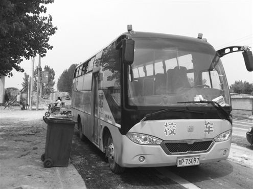 停放在杜郎口中心小學(xué)門(mén)前的46座校車(chē)