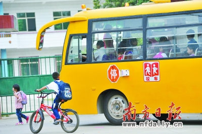 開學(xué)季校車安全再次成為市民關(guān)注的焦點(diǎn)。 南方日報(bào)記者 梁維春 攝