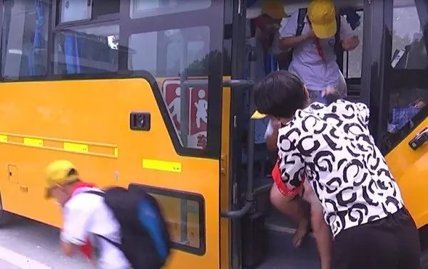 校車突發(fā)事故？浙江諸暨浣東街道中心學(xué)校來演練