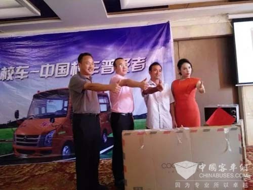 廣西博白縣校車推介活動(dòng)現(xiàn)場(chǎng)火爆/ 廣西博白縣校車推介活動(dòng)現(xiàn)場(chǎng)火爆