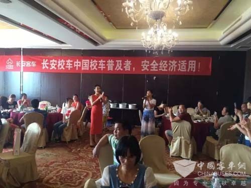 廣西博白縣校車推介活動(dòng)現(xiàn)場(chǎng)火爆/ 廣西博白縣校車推介活動(dòng)現(xiàn)場(chǎng)火爆