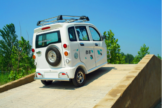 “家庭校車(chē)”電動(dòng)篷車(chē) “家庭校車(chē)”電動(dòng)篷車(chē)