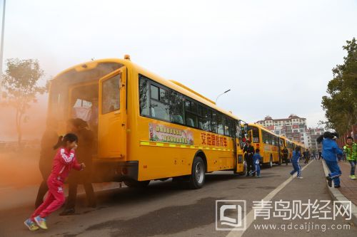 溫馨校車千人演練活動(dòng):29秒全部逃生 EZ7A8278