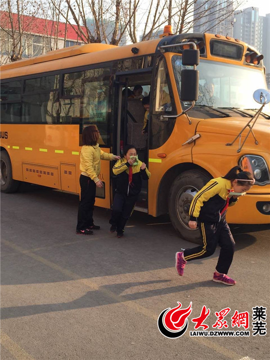 山東萊蕪第二實驗小學舉行校車安全應急逃生演練/ 山東萊蕪第二實驗小學舉行校車安全應急逃生演練