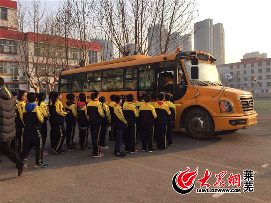 山東萊蕪第二實驗小學舉行校車安全應急逃生演練/ 山東萊蕪第二實驗小學舉行校車安全應急逃生演練