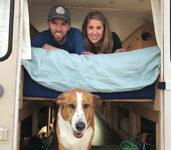 美夫婦花12萬(wàn)將校車改為房車 帶上家去旅行