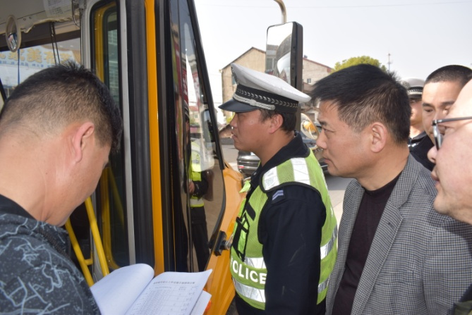澧縣澧陽街道辦事處開展校車安全大檢查/ 澧縣澧陽街道辦事處開展校車安全大檢查