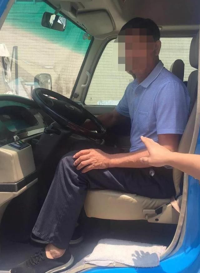 校車驚魂！核載25人的“黑校車”載了42人！還有更離譜的