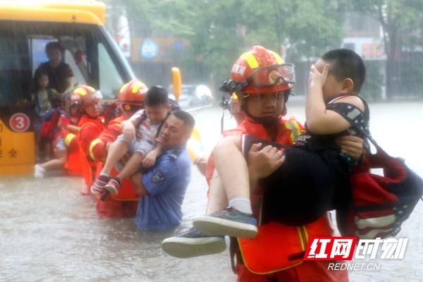 暴雨襲城！校車被困！常德消防交警搭“人橋”抱出22名幼兒